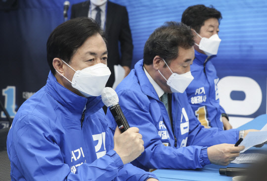 더불어민주당 김영춘 부산시장 후보가 26일 부산진구 김영춘 선거캠프 사무실에서 열린 민주당 중앙선대위 부산 현장회의에서 발언하고 있다. <부산=연합뉴스>